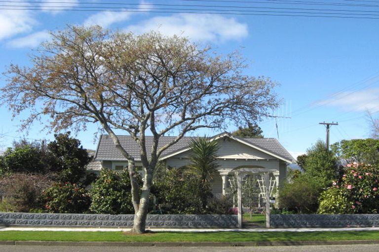 Photo of property in 48 Queenwood Road, Levin, 5510