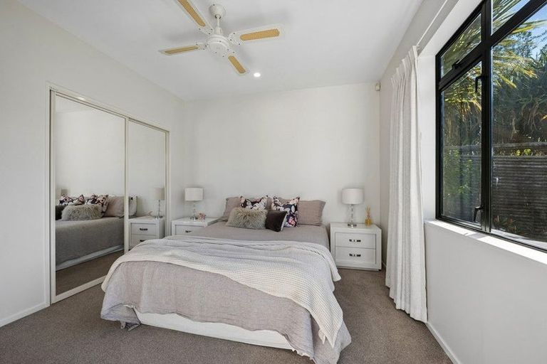 Photo of property in 8/9-13 Fields Parade, Oteha, Auckland, 0632