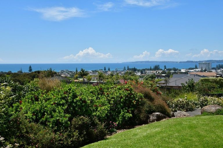Photo of property in 32 Grovenor Drive, Orewa, 0931