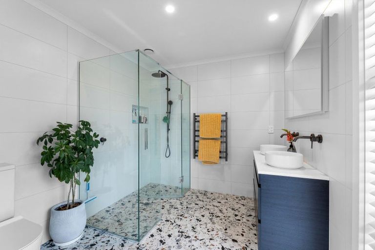 Photo of property in 32 Omahuru Road, Glenbrook, 2681