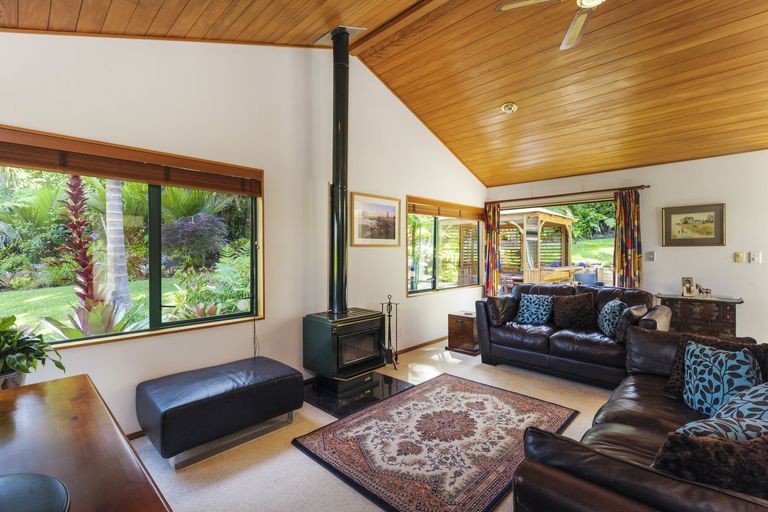 Photo of property in 30 Cochran Road, Oratia, Auckland, 0604