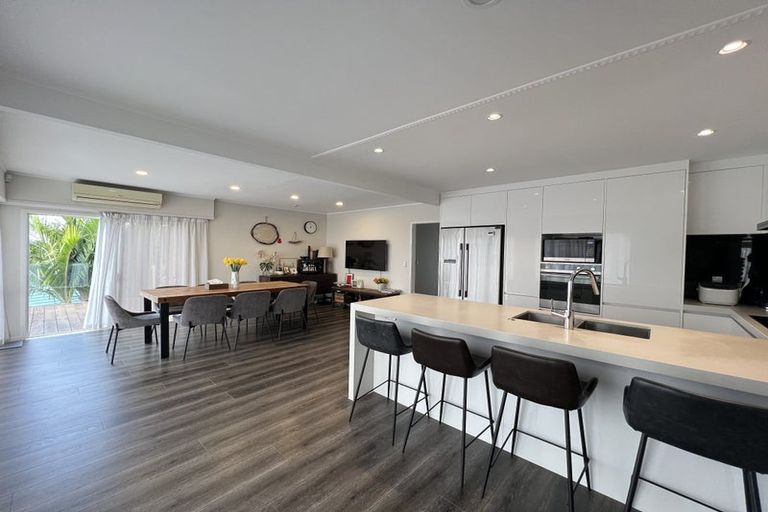 Photo of property in 2a Eastcliffe Road, Castor Bay, Auckland, 0620