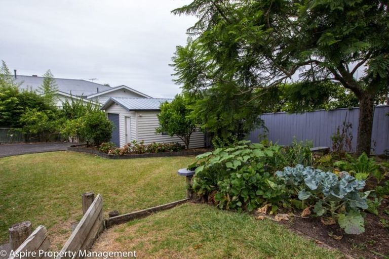 Photo of property in 21 Pupuke Road, Birkenhead, Auckland, 0627