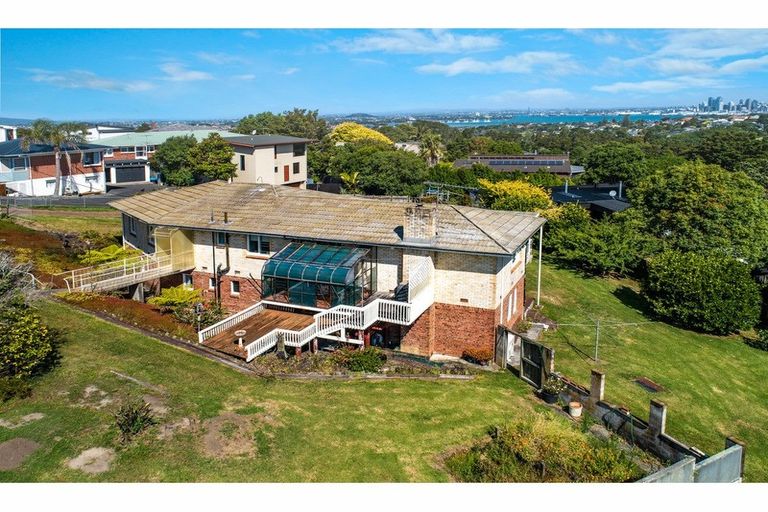 Photo of property in 83 Pupuke Road, Northcote, Auckland, 0627