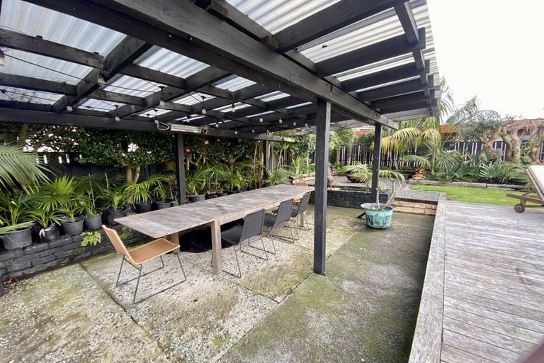 Photo of property in 37 Gill Avenue, Te Atatu Peninsula, Auckland, 0610