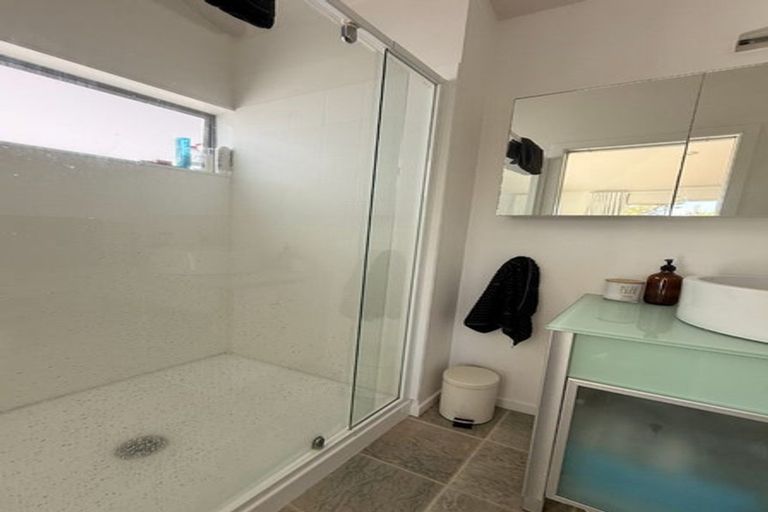 Photo of property in 2/57 Aeroview Drive, Beach Haven, Auckland, 0626