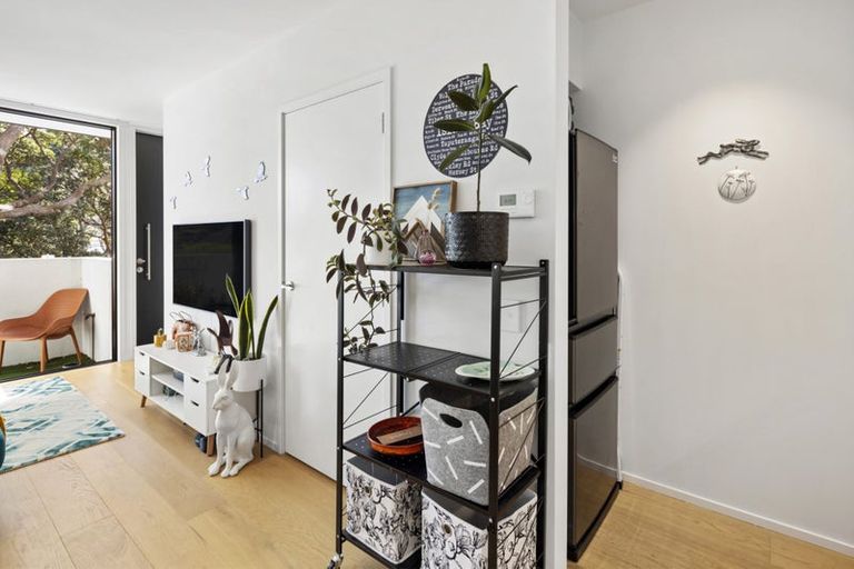 Photo of property in 33 Jean Caldwell Way, Island Bay, Wellington, 6023