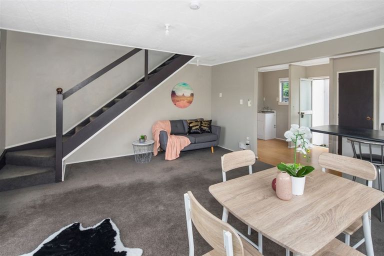 Photo of property in 32a Cheltenham Terrace, Newlands, Wellington, 6037