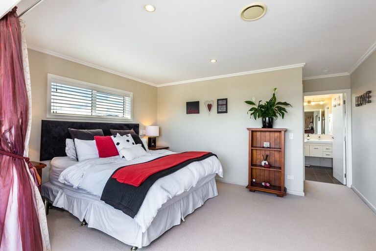 Photo of property in 2 Pukenamu Road, Rainbow Point, Taupo, 3330