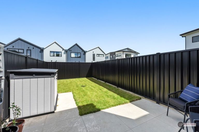 Photo of property in 33 Leo Waikari Crescent, Wallaceville, Upper Hutt, 5018