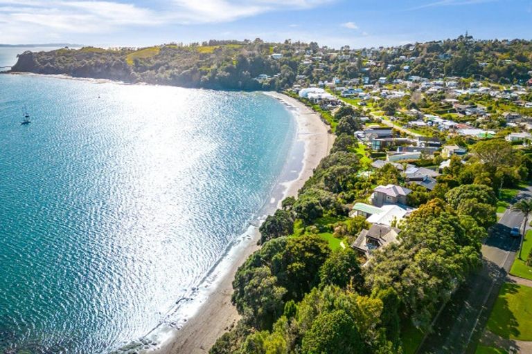 Photo of property in 28 The Crescent, Tindalls Beach, Whangaparaoa, 0930