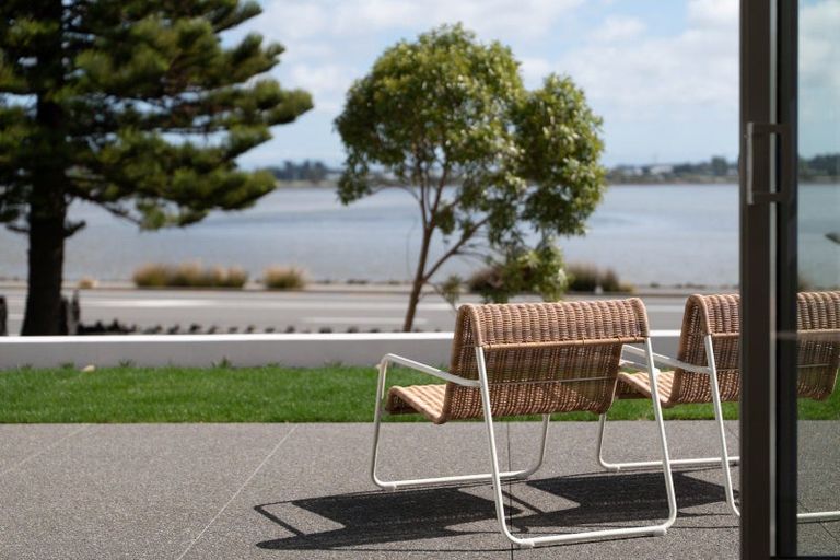 Photo of property in 2/1 The Brae, Mount Pleasant, Christchurch, 8081