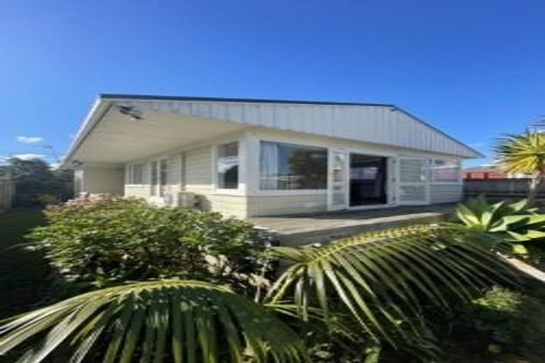 Photo of property in 14a Albert Road, Kelston, Auckland, 0602