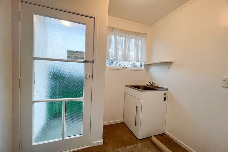 Photo of property in 35 Takapu Street, Henderson, Auckland, 0612
