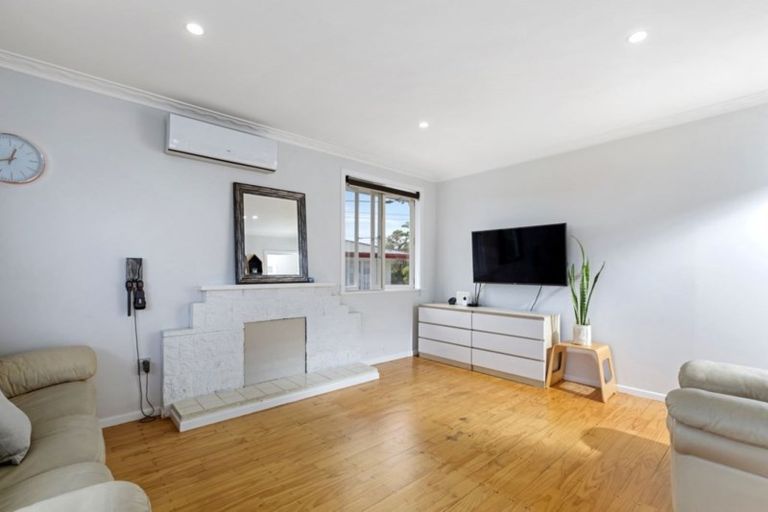 Photo of property in 1/25 Fairclough Road, Beach Haven, Auckland, 0626