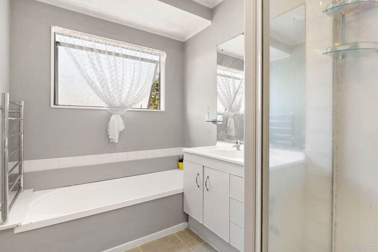 Photo of property in 2/26 Fernlea Rise, Bayview, Auckland, 0629