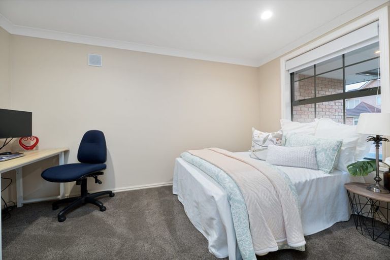 Photo of property in 30 South Kensington Way, Henderson, Auckland, 0612