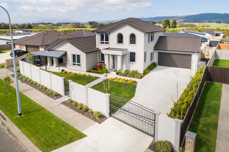 Photo of property in 124 Johnstone Drive, Fitzherbert, Palmerston North, 4410