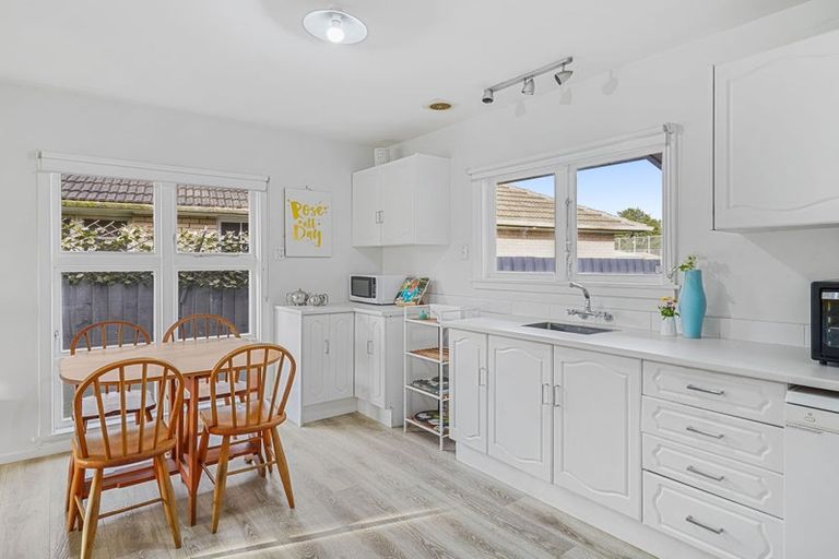 Photo of property in 2/24 Pembroke Street, Avondale, Christchurch, 8061