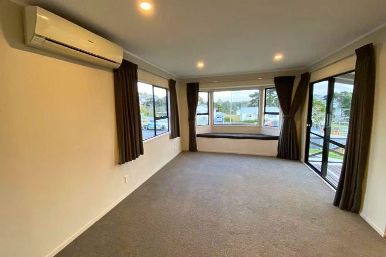 Photo of property in 24 West Harbour Drive, West Harbour, Auckland, 0618
