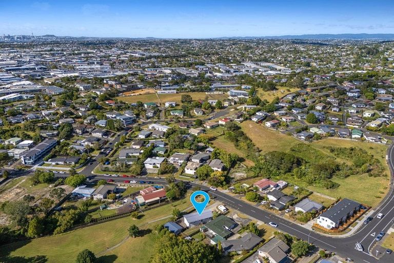 Photo of property in 39 Totaravale Drive, Totara Vale, Auckland, 0629