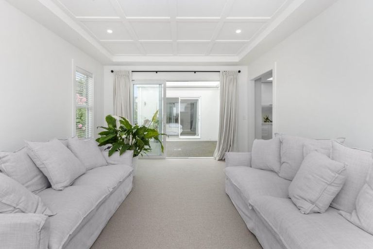 Photo of property in 25 Grooby Place, Havelock North, 4130