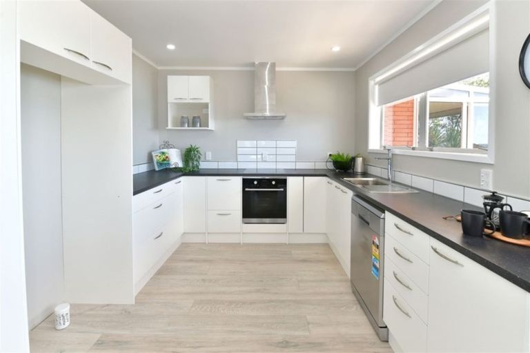 Photo of property in 252 Whangaparaoa Road, Red Beach, 0932