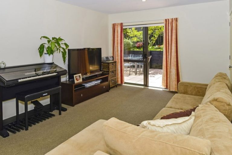 Photo of property in 6 Rising Parade, Fairview Heights, Auckland, 0632