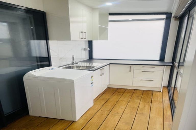 Photo of property in 7d Babich Road, Henderson Valley, Auckland, 0614