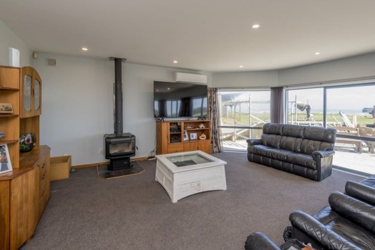 Photo of property in 14 Marine Parade South, Foxton Beach, Foxton, 4815