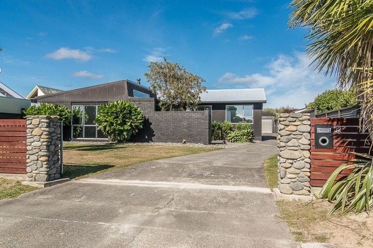 Photo of property in 32 Kapanui Road, Waikanae, 5036