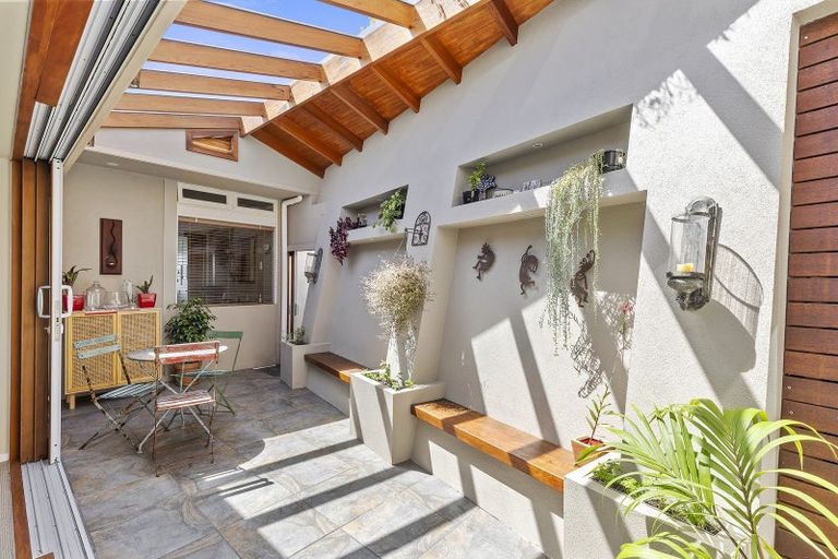 Photo of property in 2 Robieson Lane, Roseneath, Wellington, 6011