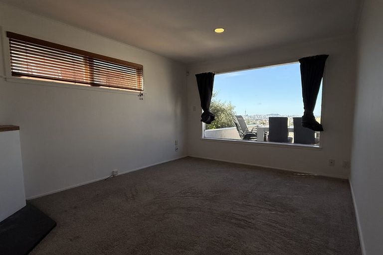 Photo of property in 115 Pupuke Road, Northcote, Auckland, 0627