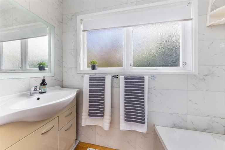 Photo of property in 9 Ellesmere Crescent, Pakuranga Heights, Auckland, 2010