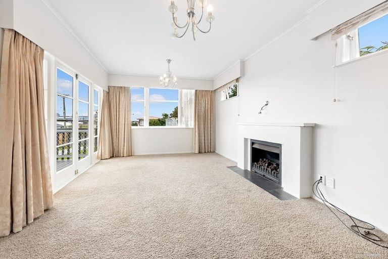 Photo of property in 27 Woodford Avenue, Henderson, Auckland, 0610
