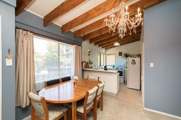 Photo of property in 35 Heathcote Place, Fitzherbert, Palmerston North, 4410