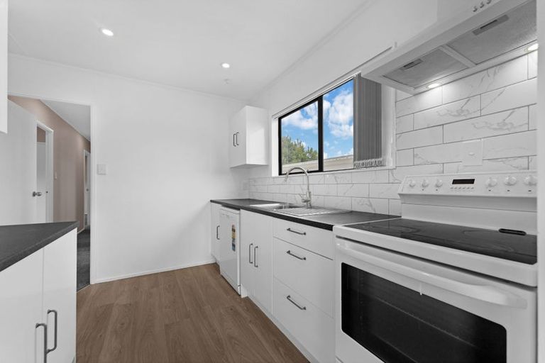 Photo of property in 2/81 Harmel Road, Glendene, Auckland, 0602