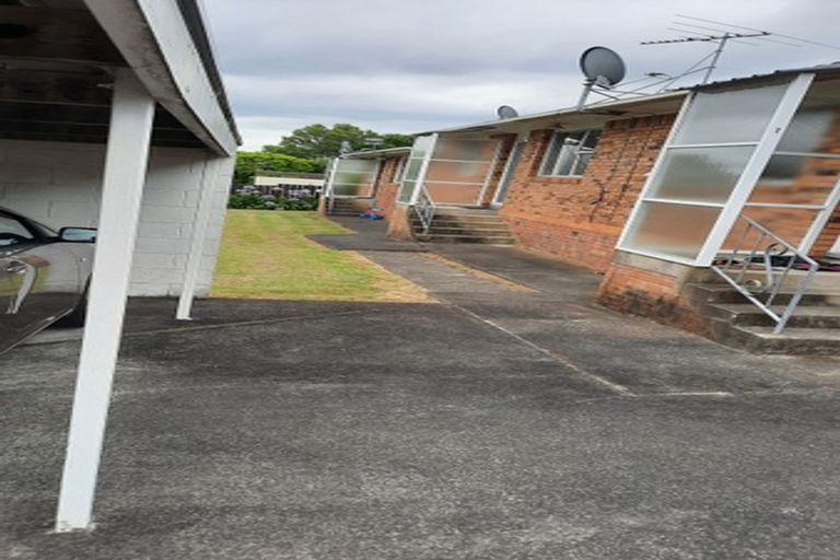 Photo of property in 2/200 Edmonton Road, Te Atatu South, Auckland, 0610