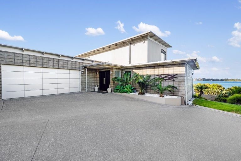 Photo of property in 17 Calder Place, Wai O Taiki Bay, Auckland, 1072