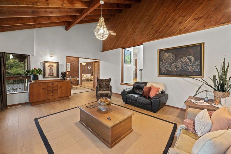 Photo of property in 11 Rika Place, Kawaha Point, Rotorua, 3010