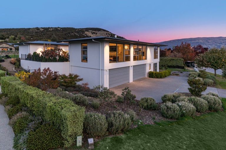 Photo of property in 10 Bevan Place, Wanaka, 9305