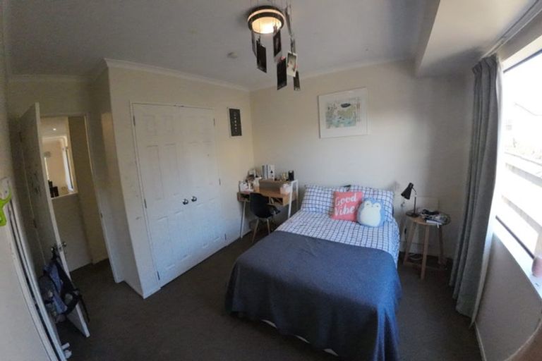 Photo of property in 5 Waimanu Bay Drive, Te Atatu Peninsula, Auckland, 0610