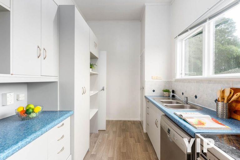 Photo of property in 9 Alwyn Place, Newlands, Wellington, 6037