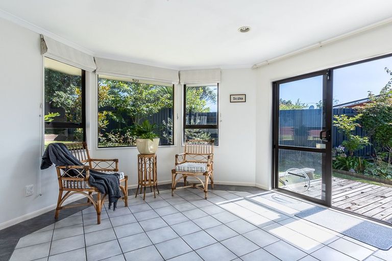 Photo of property in 15 Greenwood Place, Paraparaumu, 5032