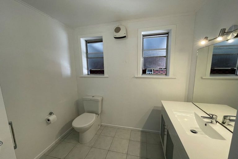 Photo of property in 2/154 Carrington Street, Lower Vogeltown, New Plymouth, 4310