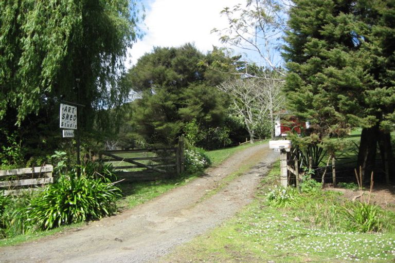 Photo of property in 98 Bethells Road, Waitakere, Henderson, 0781