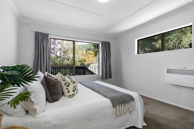 Photo of property in 44 Wynyard Crescent, Fernhill, Queenstown, 9300