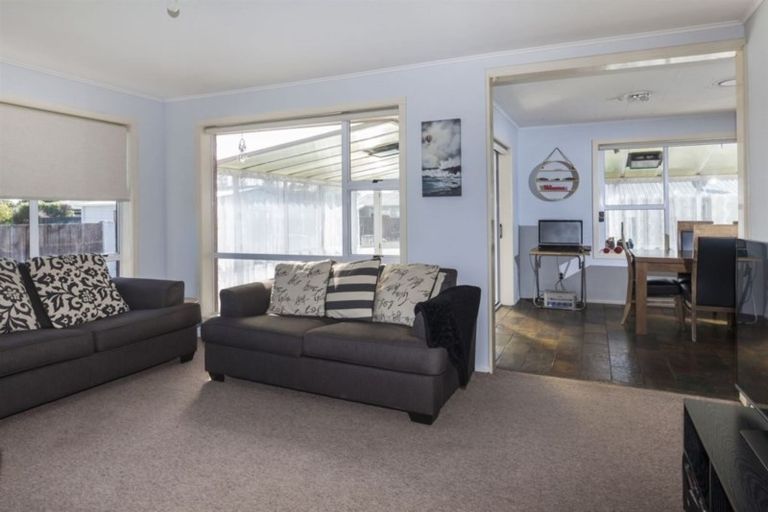 Photo of property in 12a Valerie Place, Redwood, Christchurch, 8051