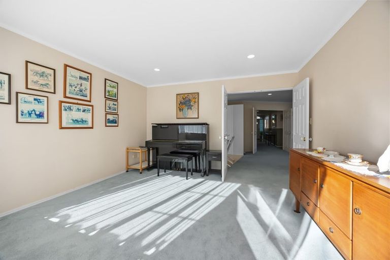 Photo of property in 46 Whiting Grove, West Harbour, Auckland, 0618