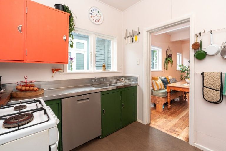 Photo of property in 40 Apu Crescent, Lyall Bay, Wellington, 6022